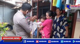 Caption: Ps Kanit Bintibsos Satbinmas Polres Sampang saat menyambangi Emilia bocah penderita Hidrosefalus.