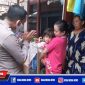 Caption: Ps Kanit Bintibsos Satbinmas Polres Sampang saat menyambangi Emilia bocah penderita Hidrosefalus.