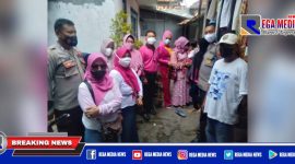 Caption: Icha Lovers bersama Satbinmas Polres Sampang saat menyambangi Emilia bocah penderita Hidrosefalus.