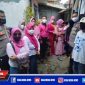 Caption: Icha Lovers bersama Satbinmas Polres Sampang saat menyambangi Emilia bocah penderita Hidrosefalus.