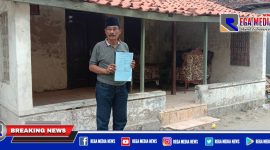Caption: H.Tohir menunjukkan bukti putusan Pengadilan tentang ditolaknya gugatan oleh penggugat.