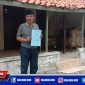 Caption: H.Tohir menunjukkan bukti putusan Pengadilan tentang ditolaknya gugatan oleh penggugat.