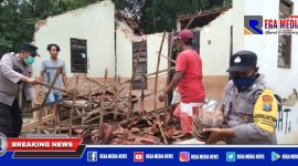 Caption: anggota Polsekta Sampang bersama warga saat bergotong royong membersihkan atap rumah ambruk.