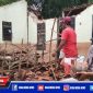 Caption: anggota Polsekta Sampang bersama warga saat bergotong royong membersihkan atap rumah ambruk.