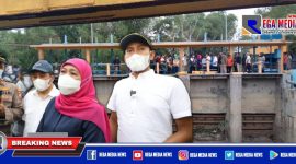 Caption: Gubernur Jawa Timur (Khofifah) saat cek pompa air pengendali banjir di Jl. Imam Bonjol, Sampang.