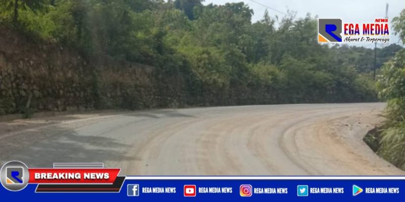 Caption: Waspada jalan licin, lintas tanjakan Gunung Lhok Kriet, Sawang, Aceh Selatan.