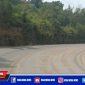 Caption: Waspada jalan licin, lintas tanjakan Gunung Lhok Kriet, Sawang, Aceh Selatan.