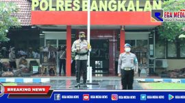 Caption: Kapolres Bangkalan (AKBP Alith Alarino) saat pimpin apel pasukan Operasi Zebra Semeru 2021.