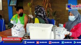 Caption: Edi Rusmianto, salah satu nakes Puskesmas Robatal saat disuntik vaksin.