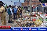 Caption: Bupati Bangkalan (Ra Latif) turun langsung cek sampah yang berserakan di sepanjang jalan TPS.