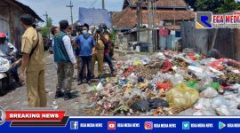 Caption: Bupati Bangkalan (Ra Latif) turun langsung cek sampah yang berserakan di sepanjang jalan TPS.