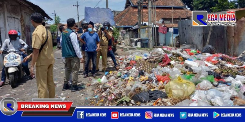 Caption: Bupati Bangkalan (Ra Latif) turun langsung cek sampah yang berserakan di sepanjang jalan TPS.
