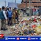 Caption: Bupati Bangkalan (Ra Latif) turun langsung cek sampah yang berserakan di sepanjang jalan TPS.