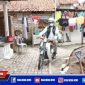 Caption: Bupati Bangkalan (R. Abd. Latif Amin Imron) blusukan pakai motor tua melewati gang sempit.
