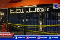 Caption: tampak pagar depan cafe Escobar masih tersegel police line.