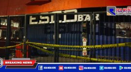Caption: tampak pagar depan cafe Escobar masih tersegel police line.