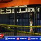 Caption: tampak pagar depan cafe Escobar masih tersegel police line.