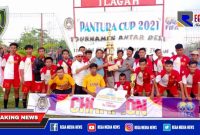 Caption: tim bersama pemain Terosan FC saat terima piala kemenangan.