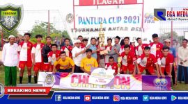 Caption: tim bersama pemain Terosan FC saat terima piala kemenangan.