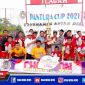 Caption: tim bersama pemain Terosan FC saat terima piala kemenangan.