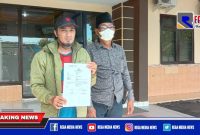 Caption: suami oknum bidan (RNS) Muhammad Rusandi Sidik didampingi Ketua JCW Sampang (H. Tohir) saat melapor ke Mapolres Sampang.