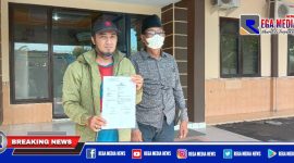 Caption: suami oknum bidan (RNS) Muhammad Rusandi Sidik didampingi Ketua JCW Sampang (H. Tohir) saat melapor ke Mapolres Sampang.