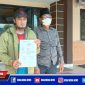 Caption: suami oknum bidan (RNS) Muhammad Rusandi Sidik didampingi Ketua JCW Sampang (H. Tohir) saat melapor ke Mapolres Sampang.