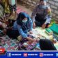 Caption: bayi berjenis kelamin laki-laki saat di cek kesehatan oleh nakes.