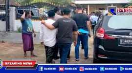 Caption: tersangka inisial M (baju putih) saat diamankan polisi ke Mapolsek Sokobanah.