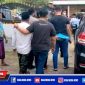 Caption: tersangka inisial M (baju putih) saat diamankan polisi ke Mapolsek Sokobanah.