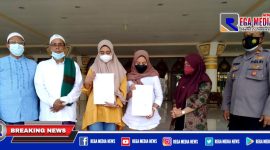 Caption: dua wanita (baju kuning & putih) joget TikTok di masjid minta maaf.