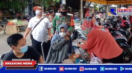 Caption: pengunjung Pasar Srimangunan saat suntik Vaksin Covid-19.