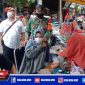 Caption: pengunjung Pasar Srimangunan saat suntik Vaksin Covid-19.