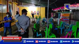 Caption: luar gedung badminton tampak sepi usai dibubarkan polisi.