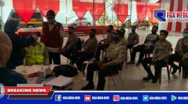 Caption: anggota Polres Sampang saat di tes swab antigen.