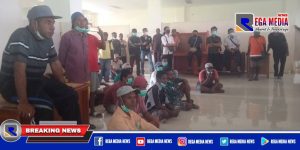 Puluhan Warga Geruduk Kantor DPMK Keerom