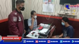 Caption: tersangka MA saat diinterogasi dan diamankan di Mapolsek Kamal, Bangkalan.