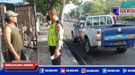 Caption: anggota Satlantas Polres Pelabuhan Tanjung Perak Surabaya saat meminta keterangan warga.