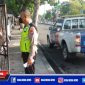 Caption: anggota Satlantas Polres Pelabuhan Tanjung Perak Surabaya saat meminta keterangan warga.