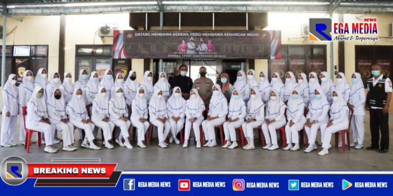 Caption: Kapolres Sampang (AKBP Arman) bersama mahasiswi Akbid Graha Husada Sampang.
