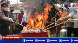 Caption: Kepala Kejari Sampang bersama forkopimda saat musnahkan barang bukti.