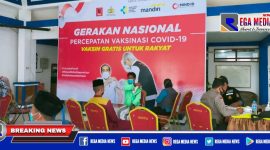 Caption: tampak sejumlah warga mendapat pelayanan vaksin di Gerai Vaksinasi Projo Sampang.