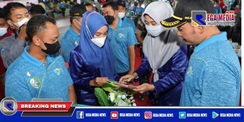 Caption: Wakil Bupati Sampang H. Abdullah Hidayat saat melaunching inovasi dari Dinkes KB dalam momen HKN ke 57, (Doc. Prokopim).