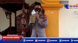 Caption: PS Kanit Bintibsos Satbinmas Polres Sampang (Aipda Liwail Amri) saat menjadi bilal sholat jum'at.