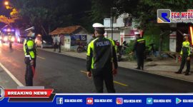 Caption: Satlantas bersama petugas gabungan Polres Sampang saat patroli blue light di Jl. Raya Taddan, Camplong.