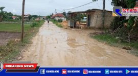 Captiok: tampak jalan di Desa Tambaan, Camplong, Sampang, rusak berlubang licin dan berlumpur.