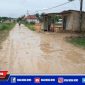 Captiok: tampak jalan di Desa Tambaan, Camplong, Sampang, rusak berlubang licin dan berlumpur.