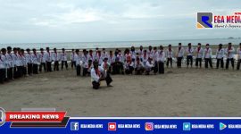 Caption: puluhan murid penerus Perguruan Pencak Silat Surban Putih (PPS-SP) saat di Pantai Camplong, Sampang.