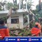 Caption: Tim BPBD Sampang saat membersihkan pohon tumbang di Ponpes Nurul Allam Prajjan.