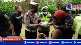 Caption: Kasat Lantas Polres Sampang (AKP. A. Nasution) saat membagikan nasi bungkus kepada korban banjir di Desa Banyumas.